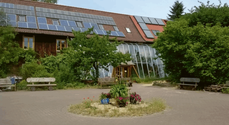 gemeinschaftsgebaeude Gemeinschaftsgebäude mit Vorplatz