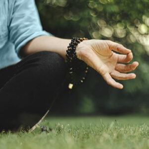 Hand in Meditationshaltung