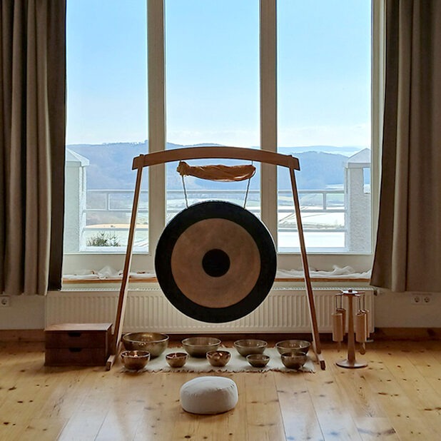 Großer Gong vor Fenster