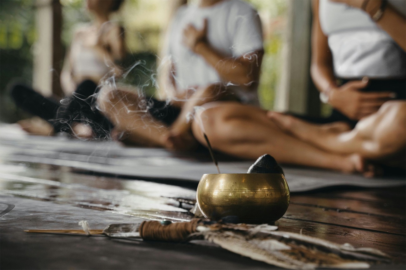 Klangschale mit Räucherstäbchen