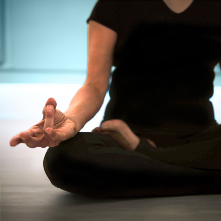 sitzende_meditation Handhaltung beim Meditieren