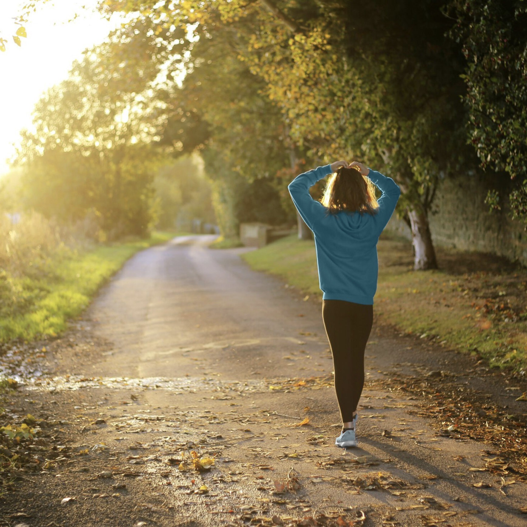 sommer-retreat Frau auf Waldweg