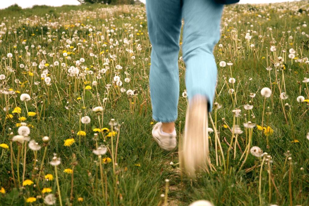 wiese Person läuft über Blumenwiese